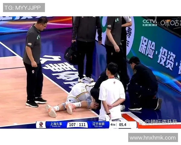 足球球星突遭膝盖扭伤伤情牵动球迷关注或影响赛季走势